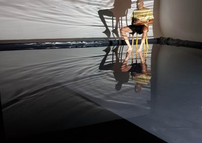 Lichttest beim Videodreh mit dem Wasserbecken auf der Hohlkehle.