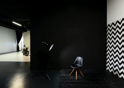 Schwarze Wand blick Richtung Hohlkehle